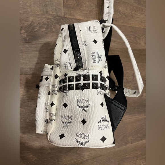 Authentic MCM backpack (Medium) - Picture 4 of 14